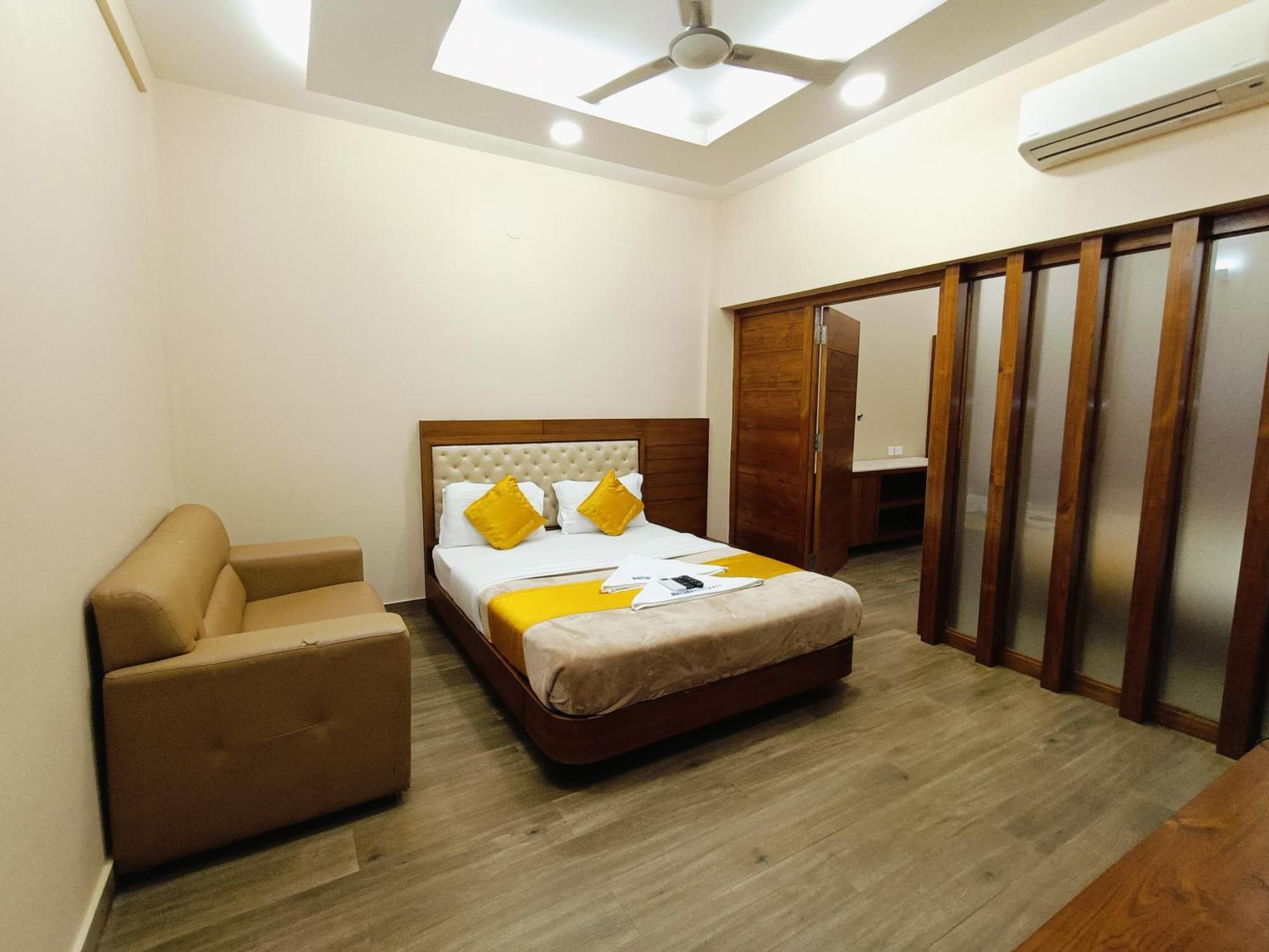 Hotel Mayura Residency Subrahmanya Esterno foto