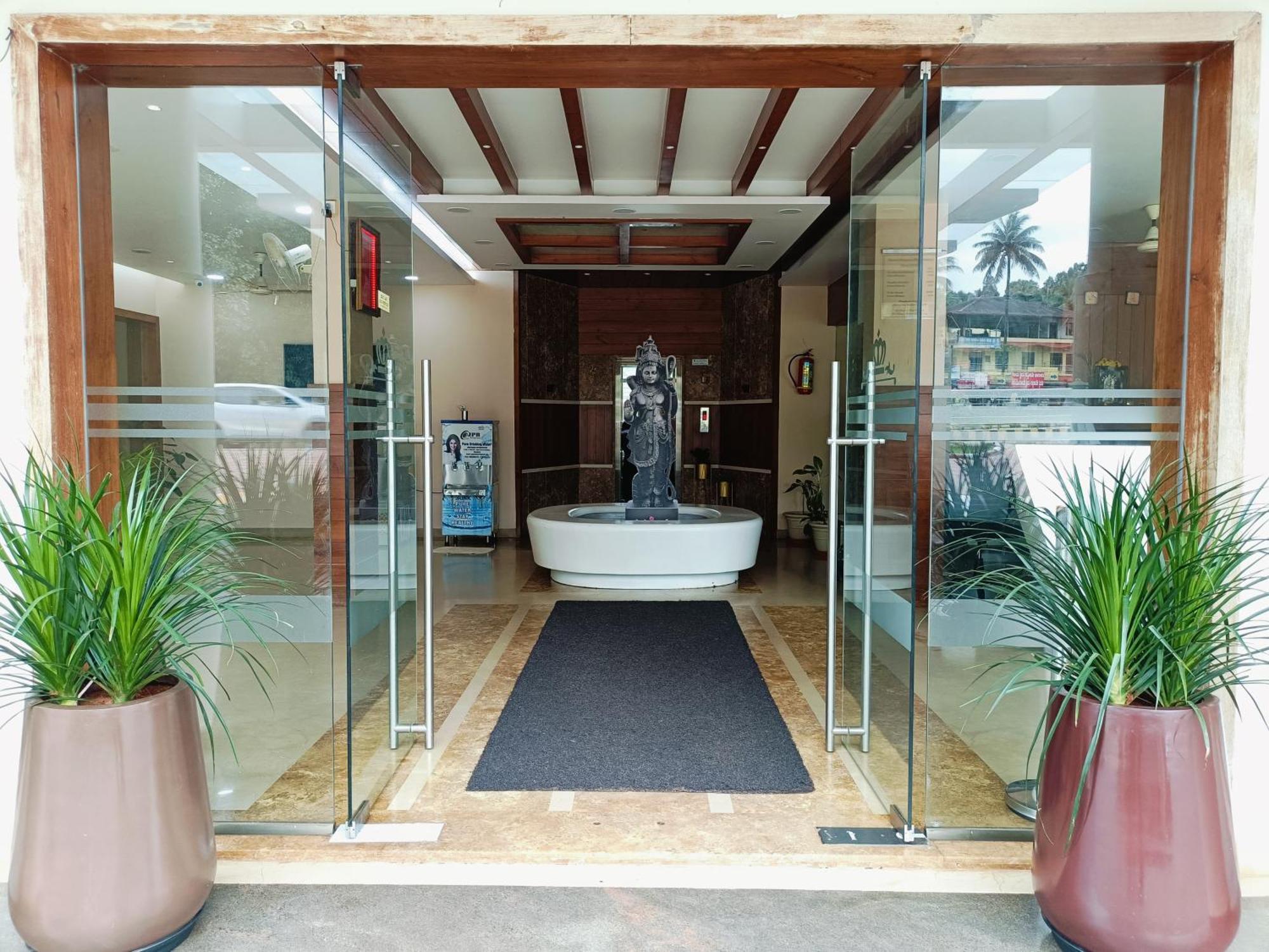Hotel Mayura Residency Subrahmanya Esterno foto